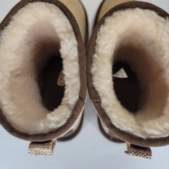 UGG CLASSIC SHORT SERAPE CREAM BOOTS Women Size 7 - Picture 5 of 8